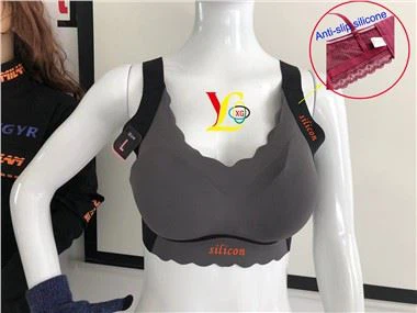 יישום סיליקון נוזלי על הבגד